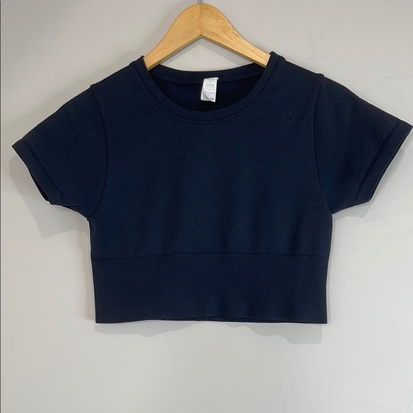 Offline By Aerie Sidewalk Seamless Cropped T-Shirt True Black Moisture Wicking S - Picture 2 of 9